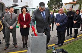 O Presidente do Governo Regional coloca a cápsula do tempo, na cerimónia de lançamento da primeir...