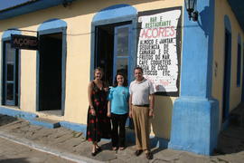 O Presidente do Governo Regional e sua esposa, em frente ao Bar e Restaurante "Açores",...