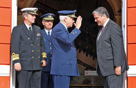O Comandante Operacional dos Açores despede-se, do presidente do Governo Regional, após a audiênc...