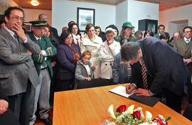 O presidente do Governo Regional, Vasco Cordeiro, assina o livro de honra da Junta de Freguesia d...