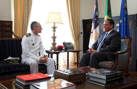 O Comandante da Zona Marítima dos Açores, Capitão de Mar e Guerra em audiência, com o presidente ...