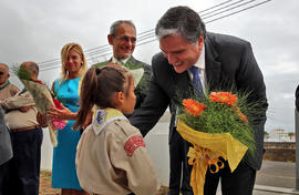 Ramo de flores oferecido ao Presidente do Governo Regional, por um elemento do Corpo Nacional de ...