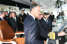 O presidente da República na cabine do comando do Navio Oceanográfico Gago Coutinho
