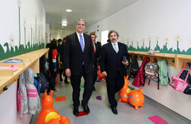 O presidente do Governo Regional visita as instalações do Jardim-Escola João de Deus, acompanhado...