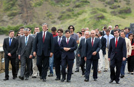 O presidente do Governo Regional acompanhado com alguns membros do Governo, à chegada da cerimóni...