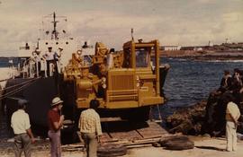 Desembarque de máquinas, no porto de Santa Cruz da Graciosa, para construção do Aeródromo(2ª imagem)