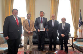 O presidente do Governo recebeu o Prémio César Torres, atribuído pela Federação Portuguesa de Aut...