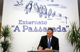 O Presidente do Governo Regional assina livro de protocolo da inauguração do Externato A Passarada
