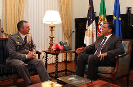 O Comandante da Zona Militar dos Açores em audiência, com o presidente do Governo Regional