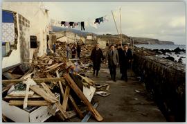 Casas destruídas na sequência do temporal junto à orla marítima, no concelho de Lagoa