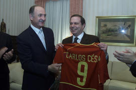 O Presidente do Governo Regional, Carlos César recebe oferta do Treinador da Seleção Nacional de ...