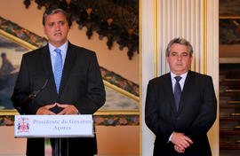 O presidente do Governo Regional acompanhado pelo Vice-Presidente, Sérgio Ávila, em declarações a...