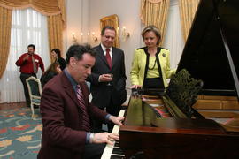 Maestro de banda filarmónica das comunidades açorianas tocando piano para o presidente do Governo...