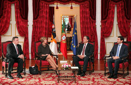 O líder do Portuguese American Legislative Caucus, Marc Pacheco, e a representante do Governo Est...