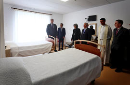 O Presidente do Governo, Vasco Cordeiro, visita o interior das instalações do Lar de Idosos da Sa...