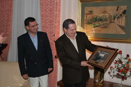 Oferta de um quadro que o Major-General Mimoso e Carvalho, ofereceu ao presidente do Governo Regi...