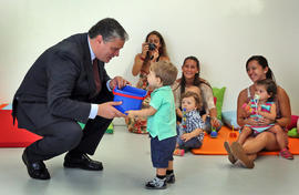 O presidente do Governo Regional interage com as crianças da creche do Centro de Apoio Social e A...