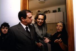 Presidente do Governo Regional, Carlos César, e Maria José Rita visitando as habitações degradada...