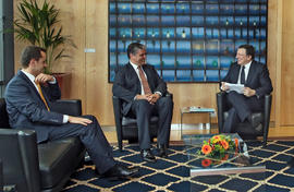 O Presidente do Governo dos Açores, acompanhado pelo seu Assessor, Francisco Tavares, reuniram-se...