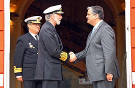 O Chefe de Estado-Maior da Armada, Almirante Macieira Fragoso, despedindo-se do Presidente do Gov...