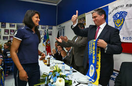 Oferta do cachecol do Clube por uma atleta do Desportivo Ribeirense, ao Presidente do Governo Reg...