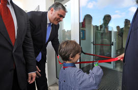 O presidente do Governo, Vasco Cordeiro, acompanha criança no corte da fita de inauguração do Jar...
