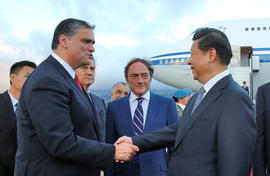 O presidente do Governo, Vasco Cordeiro, despede-se do presidente da República Popular da China, ...