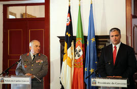 O presidente do Governo Regional e o Chefe de Estado-Maior do Exército em declarações aos órgãos ...