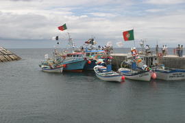 Embarcações engalanadas para inauguração do Porto da Ribeira Quente