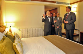 O Presidente do Governo Regional, Vasco Cordeiro, visita os quartos do Terra Nostra Hotel, aquand...