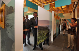 O Presidente do Governo, Vasco Cordeiro, visita o interior das instalações do Centro de Interpret...