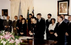 Assinatura do Ministro da República, Mário Campos Pinto, aquando da cerimónia da tomada de posse ...