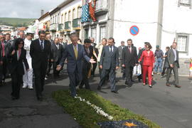 O Presidente da República precorrendo  uma das ruas da cidade de Angra do Heroísmo