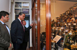 João Tomé, Presidente do Clube Desportivo, mostra os troféus do Clube, ao Presidente do Governo R...
