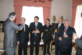 O Senador estadual de Massachusetts, Marc Pacheco, e a sua comitiva com o presidente do Governo R...