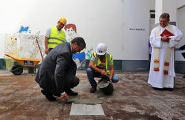 O Presidente do Governo Regional sela a primeira pedra fundamental, da obra de remodelação da Cre...