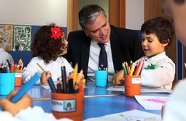 O Presidente do Governo Regional interagindo com as crianças da creche e jardim-de-infância do Ce...