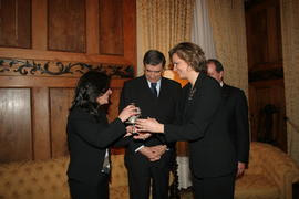Luísa César, oferece uma coroa do Espírito Santo à esposa do Ministro da República para os Açores