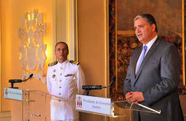 O presidente do Governo Regional e o Comandante da Zona Marítima dos Açores, Capitão de Mar e Gue...