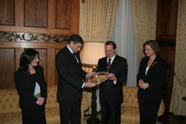 O Presidente do Governo Regional, Carlos césar oferece uma salva de prata ao Ministro da Repúblic...