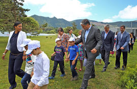 O Presidente do Governo Regional, acompanhado pelas crianças, pelo Presidente da Câmara Municipal...