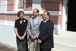 O Presidente do Governo Regional dos Açores e sua esposa, Luísa César, recebem o Conde de Wessex,...