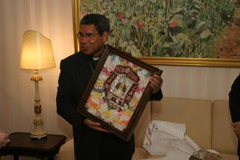 O Bispo D. Ximenes Belo recebeu de oferta um registo do Santo Cristo dos Milagres