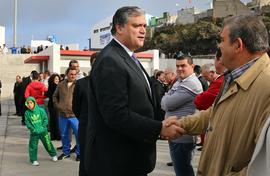 O Presidente do Governo Regional cumprimenta os pescadores no Porto de Pescas de Rabo de Peixe, a...