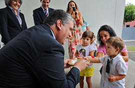 O presidente do Governo Regional recebeu oferta das mãos de uma criança, da creche do Centro de A...