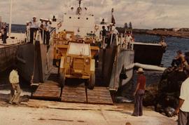 Desembarque de máquinas no porto de Santa Cruz da Graciosa, para construção do Aeródromo