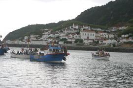 Barcos engalanados no Porto Pescas da Ribeira Quente, aquando da sua inauguração