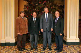 O presidente do Governo Regional e a Direção do Lions Clube de Lagoa - Açores, no Palácio de Sant...