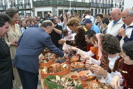 O Presidente da República, Jorge Sampaio, prova as iguarias do - Banquete Medieval