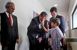 O Presidente do Governo Regional, Vasco Cordeiro, cumprimenta as crianças da Escola da Ponta da Ilha
